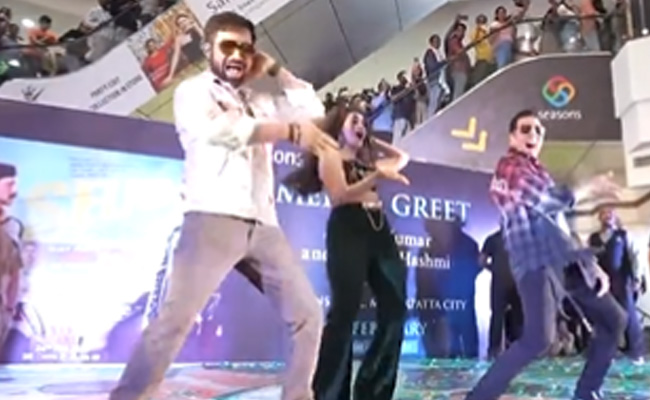 <i>Selfiee</i> Promotion Diaries: Akshay Kumar And Emraan Hashmi Groove To <i>Main Khiladi</i>, Set The Stage On Fire