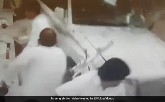 सैलून में बैठकर अपनी बारी का इंतज़ार कर रहा था शख्स, अचानक दुकान के अंदर घुसी कार, फिर जो हुआ, देखकर हिल जाएंगे