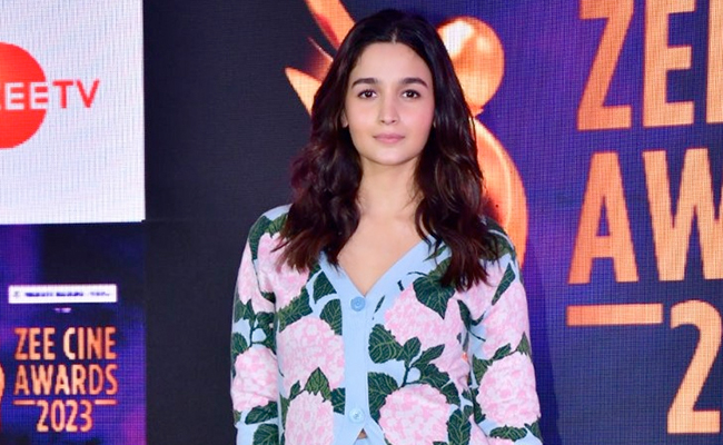 Alia Bhatt On <i>Pathaan</i> Breaking <i>Brahmastra</i>'s Box Office Record: "Every Film Should..."