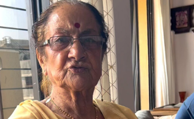 Anupam Kher's Mom Doesn't Approve Of His Weight Loss But She Does Like The Gift He Got Her