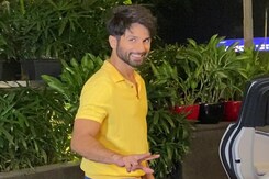 अभिनेता शाहिद कपूर के मुंबई लौटे. फैंस के साथ क्लिक कराई फोटो अभिनेता शाहिद कपूर के मुंबई लौटे. फैंस के साथ क्लिक कराई फोटो