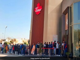 Videos Of Long Queues At Tim Hortons In Cash-Strapped Pakistan Divide The Internet Videos Of Long Queues At Tim Hortons In Cash-Strapped Pakistan Divide The Internet