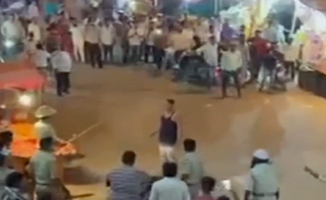 Terror Of Miscreant In Kalburgi Karnataka Openly Waving Knife Police Shot And Arrested NDTV Hindi NDTV India - कर्नाटक के कलबुर्गी में बदमाश का आतंक, सरेआम लहरा रहा था चाकू, पुलिस ने