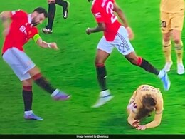 Watch: Manchester United's Bruno Fernandes Blasts Ball At Barcelona's Frenkie De Jong, Sparks Massive Brawl Watch: Manchester United's Bruno Fernandes Blasts Ball At Barcelona's Frenkie De Jong, Sparks Massive Brawl