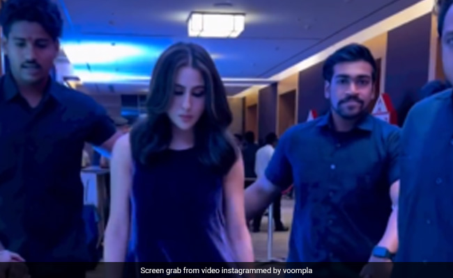 पहली बार इतने बॉडीगार्ड के साथ दिखीं सारा अली खान, एक्ट्रेस की सिक्योरिटी देख फैंस बोले- बॉस लेडी पहली बार इतने बॉडीगार्ड के साथ दिखीं सारा अली खान, एक्ट्रेस की सिक्योरिटी देख फैंस बोले- बॉस लेडी