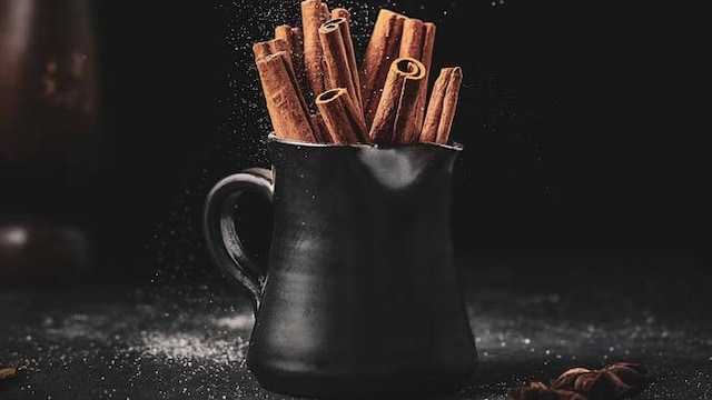 Cinnamon's natural anti-bacterial and anti-inflammatory properties can help to prevent hair loss