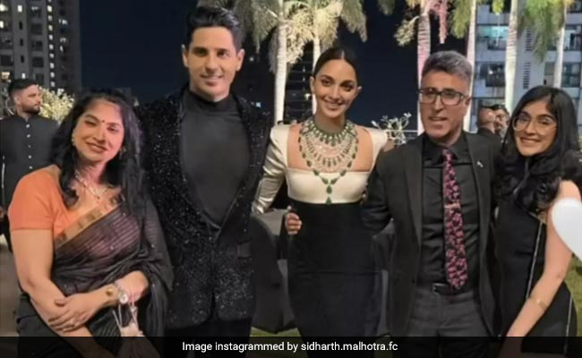 Sidharth Malhotra And Kiara Advani Pose With Captain Vikram Batra's Family. See Pic