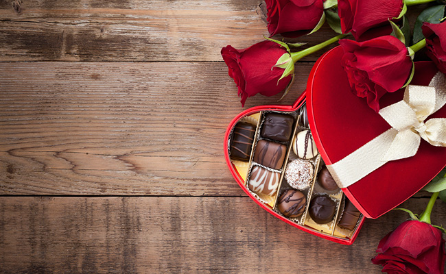 चॉकलेटी पार्टनर का मुंह कराएं मीठा, चॉकलेट डे पर भेजे ये शायरी और मैसेज