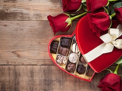 Valentine Week Day 3 (Chocolate Day 9th Feb): चॉकलेटी पार्टनर का मुंह कराएं मीठा, चॉकलेट डे पर भेजे ये शायरी और मेसेज, जानें कब और क्‍यों मनाते हैं चॉकलेट डे