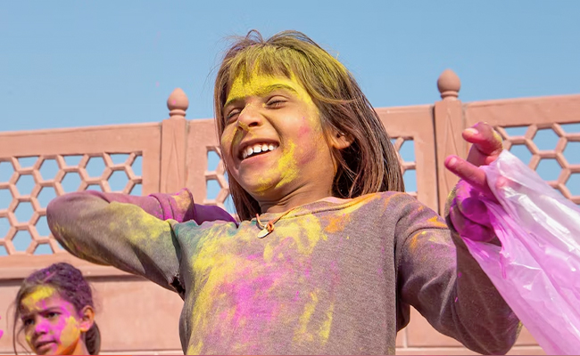 Holi 2023: बच्चों को रखें होली के रंगों से सुरक्षित, कुछ अहम बातों का रखना होगा पैरेंट्स को ध्यान 