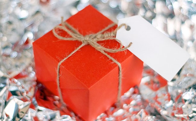 Valentines Gifts: वैलेंटाइन डे के दिन न करें ये गलती, पार्टनर को भूलकर भी न दें ये गिफ्ट