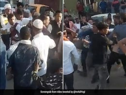 दूल्हे के फूफा को खाने में नहीं मिला मटर-पनीर, तो मचा घमासान, चले लात-जूते, दौड़ा-दौड़ाकर मारा, Video वायरल दूल्हे के फूफा को खाने में नहीं मिला मटर-पनीर, तो मचा घमासान, चले लात-जूते, दौड़ा-दौड़ाकर मारा, Video वायरल