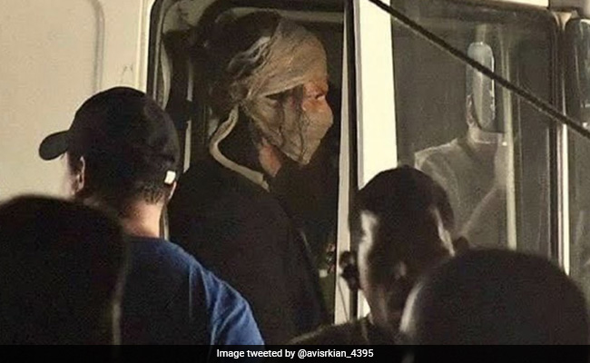 Viral: Shah Rukh Khan In A Behind-The-Scenes Pic From The Sets Of <i>Jawan</i>