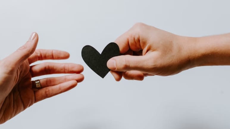 स्कूल प्रिंसिपल ने शिक्षिका को किया प्रपोज, वॉट्सऐप पर भेजा I Love You और फिर...