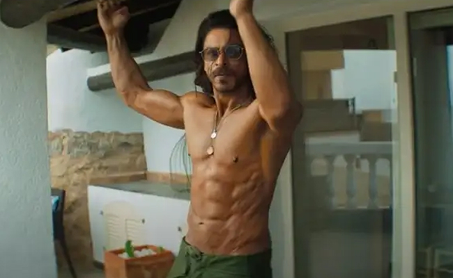 Shah Rukh Khan Reveals He Was "Very Shy And Very Cold" While Filming <i>Pathaan</i>'s Shirtless Scenes