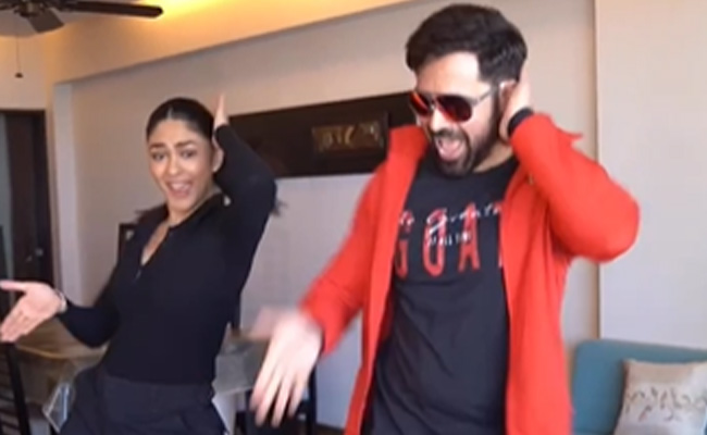 Just Emraan Hashmi And Mrunal Thakur Dancing To <i>Main Khiladi</i>