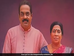 बेटी ने पैरेंट्स को गिफ्ट में दी शानदार पेंटिंग, पापा ने प्यार से माथा चूम लिया, देखें इमोशनल वीडियो बेटी ने पैरेंट्स को गिफ्ट में दी शानदार पेंटिंग, पापा ने प्यार से माथा चूम लिया, देखें इमोशनल वीडियो