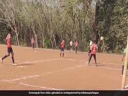 छठी क्लास के बच्चे ने अपने हैरतअंगेज़ गोल से इंटरनेट पर मचाया तहलका, वायरल हुआ Video छठी क्लास के बच्चे ने अपने हैरतअंगेज़ गोल से इंटरनेट पर मचाया तहलका, वायरल हुआ Video