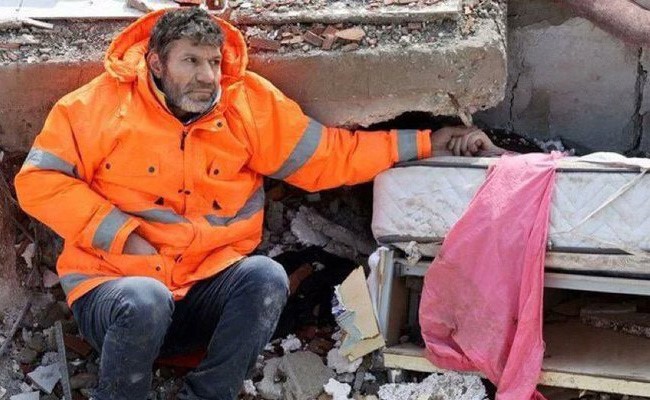 हर पिता ख़ुशनसीब नहीं होता! इमारत के मलबे में दब कर जान गंवाने वाली बेटी का हाथ पकड़े पापा