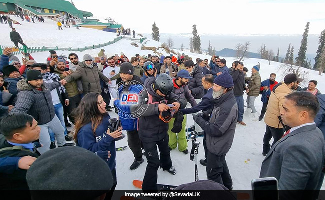 राहुल गांधी निजी दौरे पर पहुंचे गुलमर्ग, स्कीइंग का लिया मजा, पर्यटकों के साथ ली सेल्फी