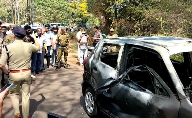 प्रसव पीड़ा होने पर अस्पताल जा रहे थे पति-पत्नी, कार में आग लगने से मौत; 4 लोग निकलने में रहे कामयाब