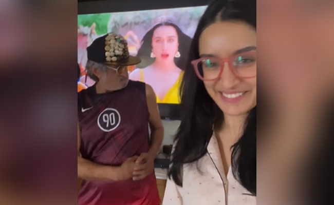Shraddha Kapoor: श्रद्धा के 'शो मी द ठुमका' गाने पर पिता शक्ति कपूर ने किया डांस, एक्ट्रेस बोली- 'बापू... ठुमका लगा रहे हो...'