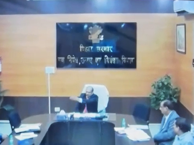 कैमरे में कैद : बिहार के नौकरशाह ने जूनियर अधिकारी को कहे अपशब्द, धमकाया