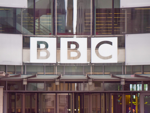 अश्लील फोटोज के लिए किशोर को 35,000 पाउंड से अधिक का भुगतान करने वाले बीबीसी प्रजेंटर को किया गया सस्पेंड