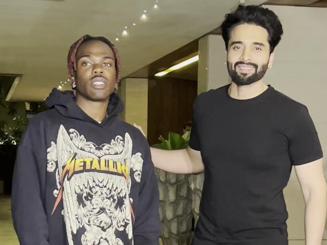 नाइजीरियाई सिंगर सीके और जैकी भगनानी ने एकसाथ क्लिक कराई फोटो