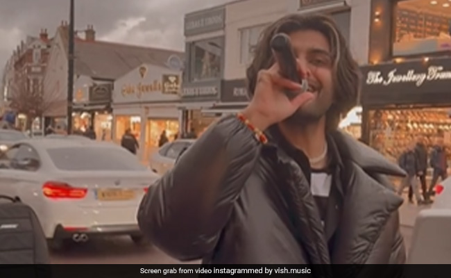 Watch: Street Performer Singing Salman Khan's <i>'Tere Naam'</i> In London Wows Internet