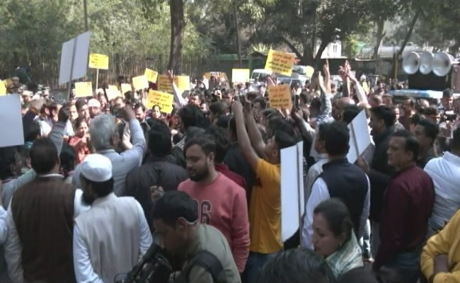 AAP Protests Outside BJP Office After Delhi Mayor Polls Stalled Again