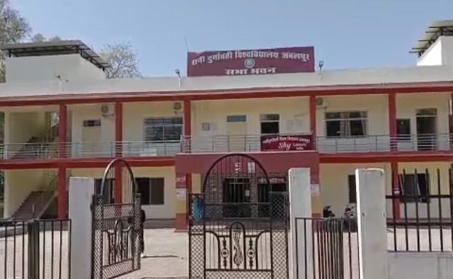 कैमरे में कैद : जबलपुर के रानी दुर्गावती विवि की कैंटीन में बाइक सवार नकाबपोशों ने फेंके बम, मची अफरातफरी