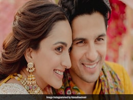 वैलेंटाइन डे पर कियारा पर चढ़ा प्यार का रंग, हल्दी की PHOTOS में सिद्धार्थ मल्होत्रा संग डूबी नजर आईं एक्ट्रेस  वैलेंटाइन डे पर कियारा पर चढ़ा प्यार का रंग, हल्दी की PHOTOS में सिद्धार्थ मल्होत्रा संग डूबी नजर आईं एक्ट्रेस