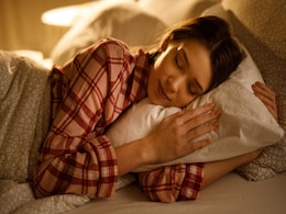 अच्छी रात की नींद बीमारियों को दूर रखने के लिए है जरूरी, Sleep Quality बढ़ाने के लिए इन टिप्स को करें फॉलो अच्छी रात की नींद बीमारियों को दूर रखने के लिए है जरूरी, Sleep Quality बढ़ाने के लिए इन टिप्स को करें फॉलो