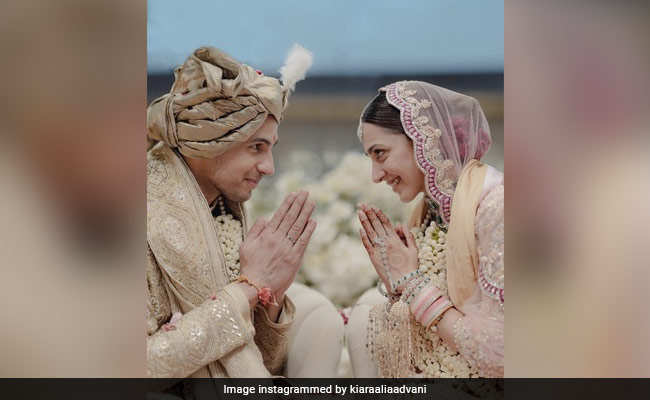 Band, <i>Baaja</i>, Bride And Bling: Kiara Advani's <i>Lehenga</i> To Sidharth Malhotra's Jewelry, All Outfit Details Here