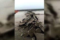 वीडियो: तुर्की में भीषण भूकंप से हवाई अड्डे का रनवे दो भागों में बंटा वीडियो: तुर्की में भीषण भूकंप से हवाई अड्डे का रनवे दो भागों में बंटा