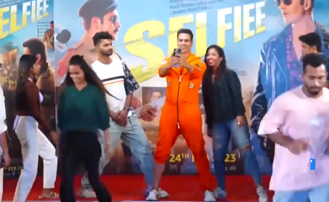 अक्षय कुमार ने 3 मिनट में फैन्स के साथ 184 सेल्फी क्लिक कर बनाया गिनीज रिकॉर्ड, बोले- मैं जहां भी हूं...