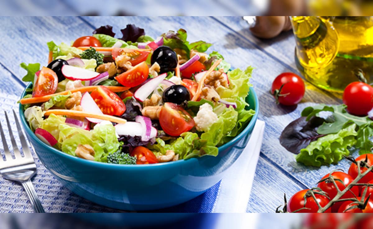 सलाद में नमक, नींबू और चाट मसाला डालकर खाते हैं? ये तरीका शरीर को कर सकता है बीमार