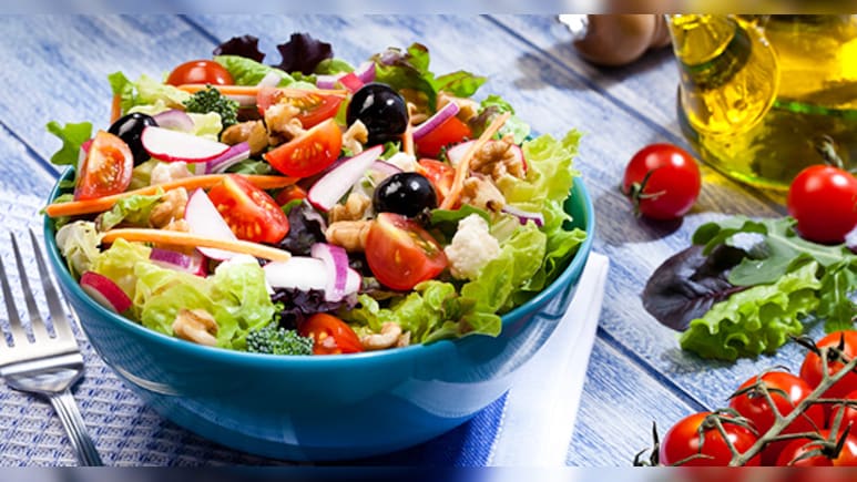 सलाद में नमक, नींबू और चाट मसाला डालकर खाते हैं? ये तरीका शरीर को कर सकता है बीमार