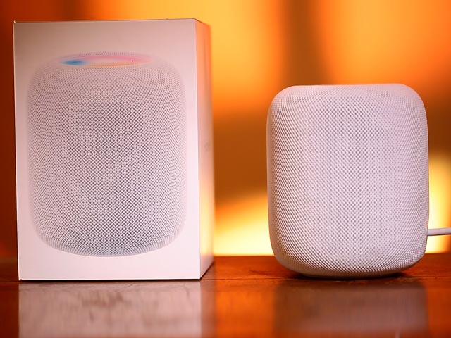 Starts With Apple and Ends With Samsung – It's a Jam-Packed Show