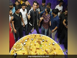 देश की सबसे बड़ी थाली का नाम सोनू सूद के नाम पर रखा गया, 20 लोग इस थाली को खा सकते हैं देश की सबसे बड़ी थाली का नाम सोनू सूद के नाम पर रखा गया, 20 लोग इस थाली को खा सकते हैं