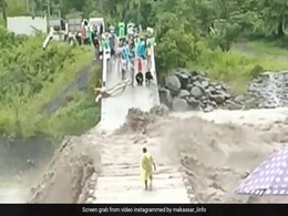 Viral Video: उफनती नदी को पार करते शख्स का वायरल वीडियो,  देखने वालों में छाई दहशत Viral Video: उफनती नदी को पार करते शख्स का वायरल वीडियो,  देखने वालों में छाई दहशत