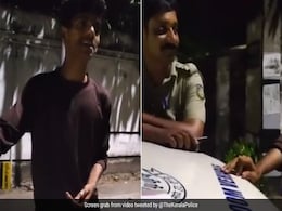 Watch: Man's Soulful Rendition Of <i>'Teri Deewani'</i> Impresses Kerala Cops On Night Duty Watch: Man's Soulful Rendition Of <i>'Teri Deewani'</i> Impresses Kerala Cops On Night Duty