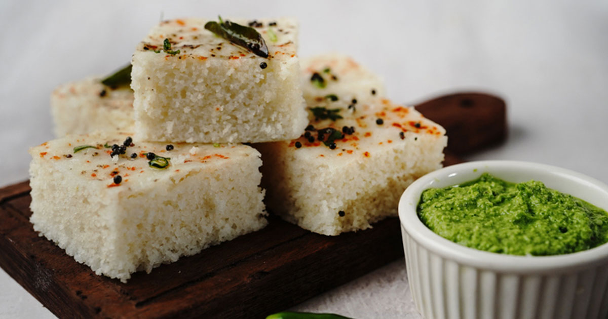 Rava Dhokla Recipe: कुछ हेल्दी और टेस्टी खाने का कर रहा है मन तो बस 10 मिनट में बनाएं इंस्टेंट सूजी ढोकला, उंगलिया चाटते रह जाएंगे सब