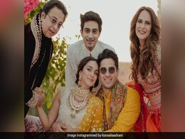 Sidharth Malhotra With Kiara Advani And Her Picture Perfect Family - See Pic From <i>Mehendi</i> Sidharth Malhotra With Kiara Advani And Her Picture Perfect Family - See Pic From <i>Mehendi</i>