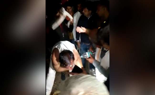 MP : 'विकास यात्रा' के दौरान एक मंत्री पर छिड़का खुजली वाला पाउडर, Video सोशल मीडिया पर वायरल