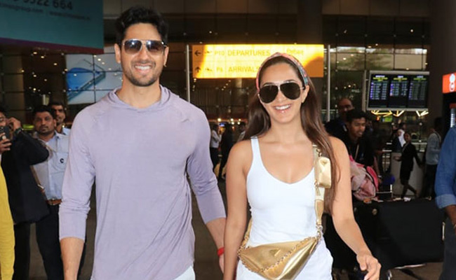 ना हाथ में चूड़ा ना मांग में सिंदूर, कुछ इस अंदाज में पति सिद्धार्थ मल्होत्रा संग नजर आईं नई-नवेली दुल्हन कियारा आडवाणी