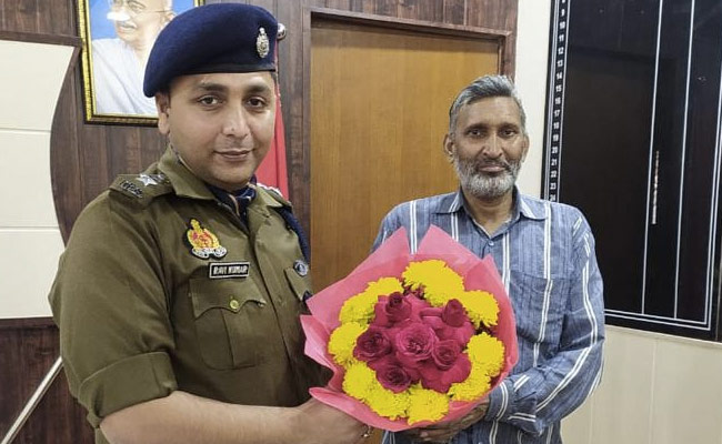 ई-रिक्शा चालक ने पेश की ईमानदारी की मिसाल, सड़क पर मिला 25 लाख रुपये से भरा बैग पुलिस को सौंपा