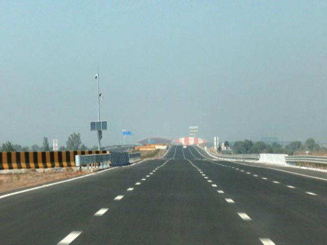 महाराष्ट्र : पुणे में सड़क पार कर रही महिलाओं को एसयूवी ने मारी टक्कर, पांच की मौत