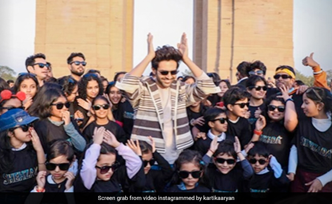 <i>Shehzada</i>: Kartik Aaryan Dances with <i>"Cutolaaas"</i> At India Gate
